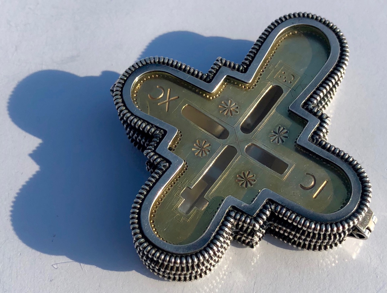 Zamknięta replika Stauroteki Lednickiej w kształcie krzyża greckiego
