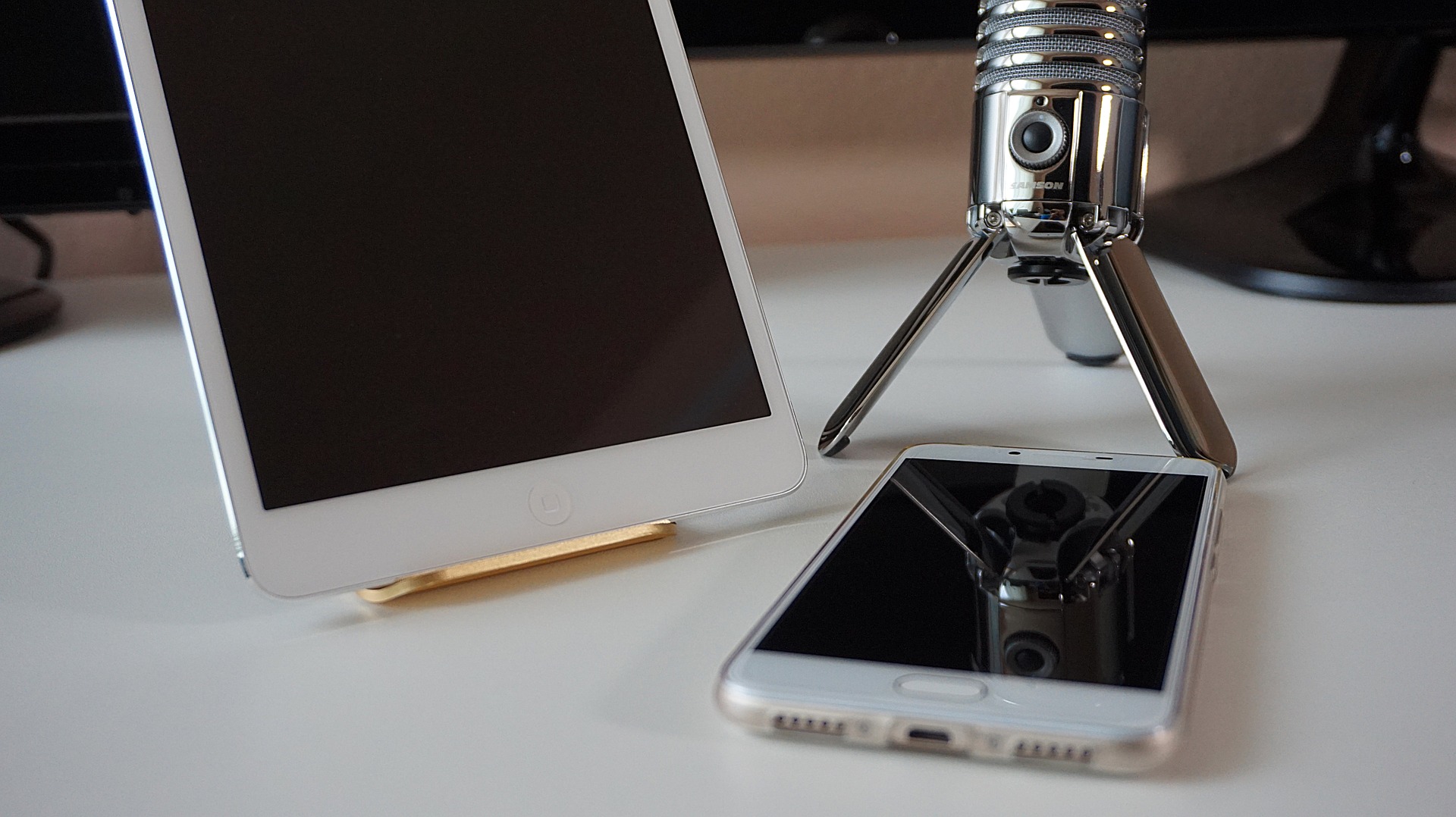 Tablet, smartfon i mikrofon na stole